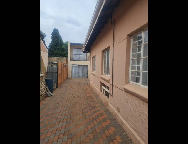 5 BEDROOM HOUSE FOR SALE IN ROODEPOORT CENTRAL